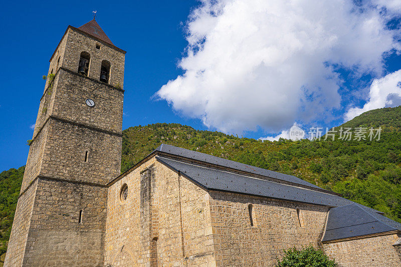 比利牛斯山国家公园的贝尔萨村教堂和西班牙韦斯卡的Monte Perdido